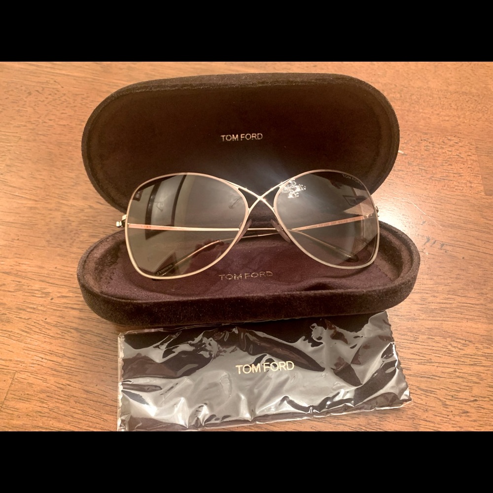 Beautiful Tom Ford Sunglasses classic style. This is the Miranda TF0130 model.